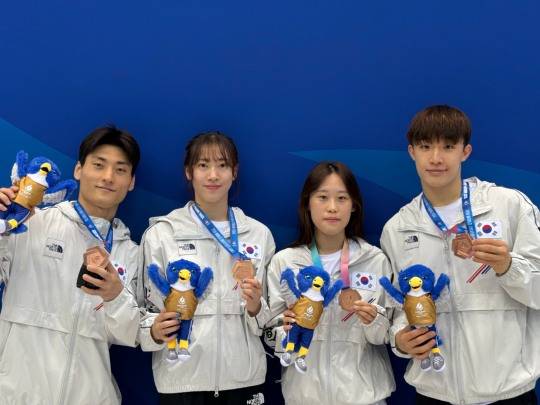 혼성 팀 경기 동메달을 합작한 김영택, 김나현, 오수연, 김지욱(이상 왼쪽부터). 사진[연합뉴스]