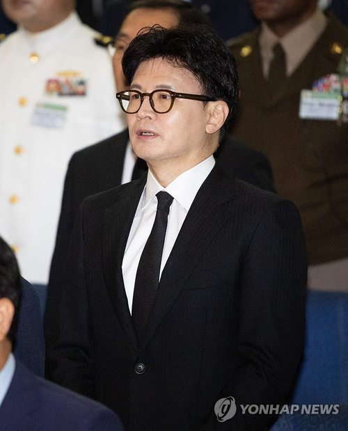 한동훈 국민의힘 전 대표가 29일 경기도 평택시 해군 2함대사령부 충무동산에서 열린 ‘제2연평해전 승전 23주년 기념식’에서 애국가를 제창하고 있다. 2025.06.29 [공동취재]