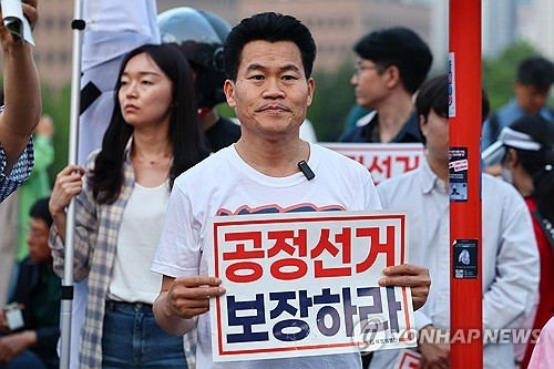 전 한국사 강사 전한길 씨가 30일 경기도 과천시 중앙선거관리위원회 앞에서 열린 사전투표 폐지 및 공정선거 보장 촉구 집회에 참석하고 있다. [사진=연합뉴스]