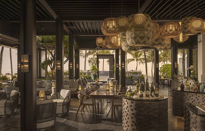 포시즌스 리조트 남하이에 비치사이드 바 ‘솔&싸오 바(Sol&Sao Bar)’가 새롭게 문을 열었다. / 사진=포시즌스 리조트 남하이