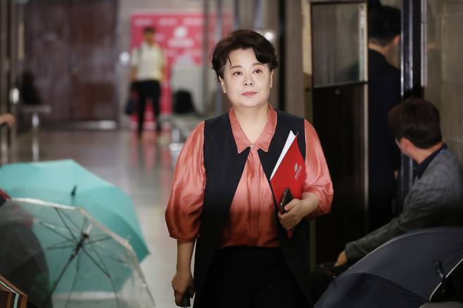 윤희숙 국민의힘 혁신위원장이 지난 17일 서울 여의도 국회 본청으로 들어서고 있다. [사진 출처 = 연합뉴스]