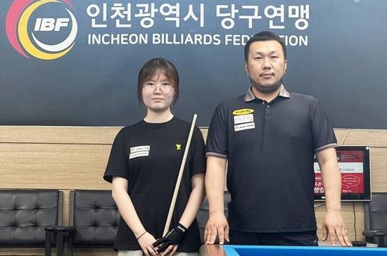 스승 문석민 선수와 포즈를 취한 조수인. 조수인은 문석민 선수(인천당구연맹)가 운영하는 인천 송도아카데미에서 체계적으로 당구를 배우고 있다. 문석민 선수는 “조수인 선수가 당구를 배운지 얼마 안됐지만 끈기가 대단하다”며 “당구선수로서 훌륭한 자질을 갖추고 있다”고 말했다. (사진=문석민 선수 제공)