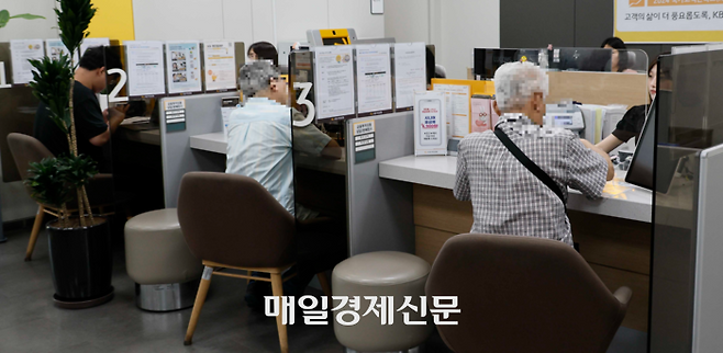 민생회복 소비쿠폰 신청이 시작된 21일 서울 중구 KB국민은행 약수역 종합금융센터에서 시민들이 소비쿠폰 신청 순서를 기다리고 있다. [김호영기자]