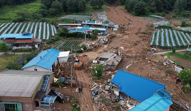 21일 집중호우로 산사태가 발생한 경기 가평군 조종면 신상3리 마을 모습. [사진 = 연합뉴스]