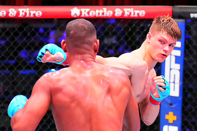 윌 커리가 2024년 9월 UFC 데이나 화이트 회장 겸 CEO 주최 선발대회 Contender Series 시즌8 4주차 미들급 경기에서 공격하고 있다. 사진=TKO