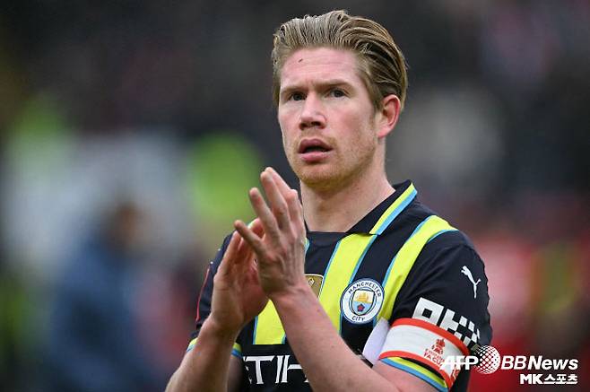 케빈 더 브라위너(34·벨기에)가 새로운 도전을 앞두고 있다. 더 브라위너는 2024-25시즌을 마치고 맨체스터 시티와 작별했다. 더 브라위너가 맨시티로부터 계약 연장 제안을 받지 못했던 까닭이다. 더 브라위너는 자유계약선수(FA)로 이탈리아 세리에 A 챔피언 SSC 나폴리로 향했다. 미국 ‘ESPN’에 따르면 더 브라위너는 나폴리로 향하면서 “이제는 새로운 도전이 필요하다”고 말했다. 사진=AFPBBNews=News1