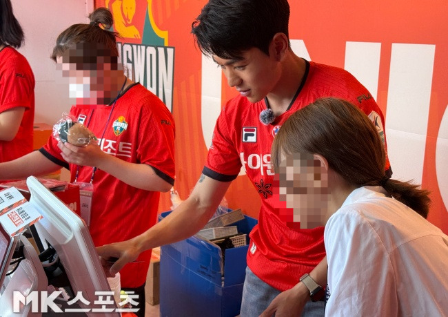 MD Store Clerk Kangwon FC Kim Dae -won. Photo = Reporter Kim Young -hoon