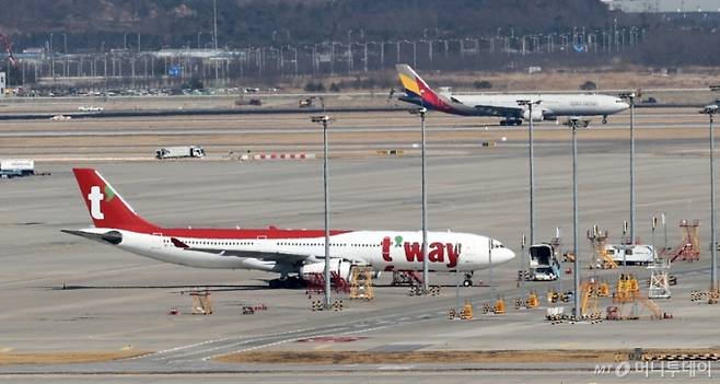 (서울=뉴스1) 이승배 기자 = 대명소노그룹이 티웨이항공의 최대 주주인 티웨이홀딩스의 예림당 측 지분을 모두 사들이며 티웨이항공의 새 주인이 됐다. 티웨이홀딩스는 최대 주주인 예림당 외 3인이 보유한 주식 5,234만 3,999주를 대명소노그룹의 지주사 격인 소노인터내셔널에 양도하는 계약을 체결했다고 지난 26일 공시했다.  사진은 27일 인천국제공항의 티웨이 항공기. 2025.2.27/뉴스1  Copyright (C) 뉴스1. All rights reserved. 무단 전재 및 재배포,  AI학습 이용 금지. /사진=(서울=뉴스1) 이승배 기자