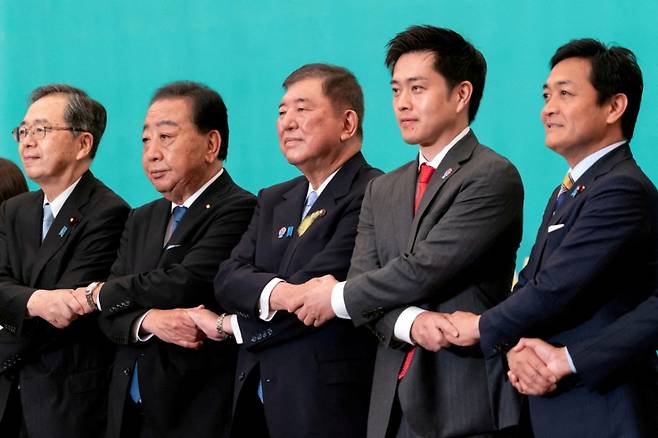 지난 2일 일본 도쿄 일본기자클럽에서 TV 토론회에 앞서 주요 정당 대표들이 포즈를 취하고 있다. 왼쪽부터 사이토 데쓰오 공명당 대표, 노다 요시히코 입헌민주당 대표, 이시바 시게루 일본 총리(자민당 총재), 요시무라 히로후미 오사카부 지사(일본유신회 공동대표), 타마키 유이치로 국민민주당 대표. /로이터=뉴스1