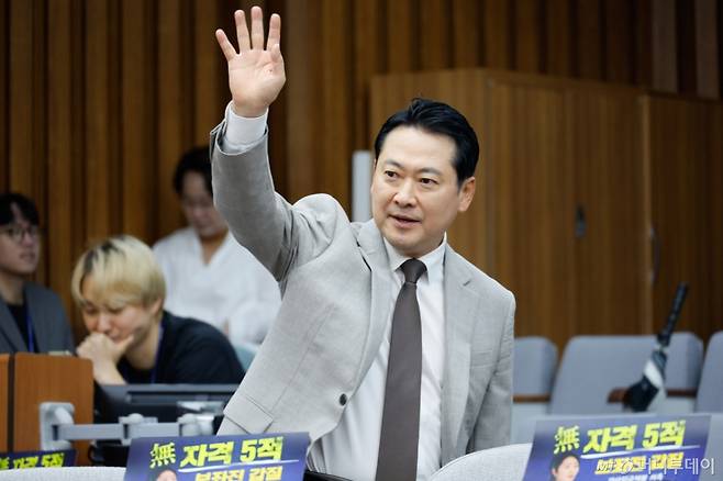 (서울=뉴스1) 안은나 기자 = 장동혁 국민의힘 의원이 18일 오전 서울 여의도 국회에서 열린 원내대책회의에 입장하며 인사하고 있다. 2025.7.18/뉴스1  Copyright (C) 뉴스1. All rights reserved. 무단 전재 및 재배포,  AI학습 이용 금지. /사진=(서울=뉴스1) 안은나 기자