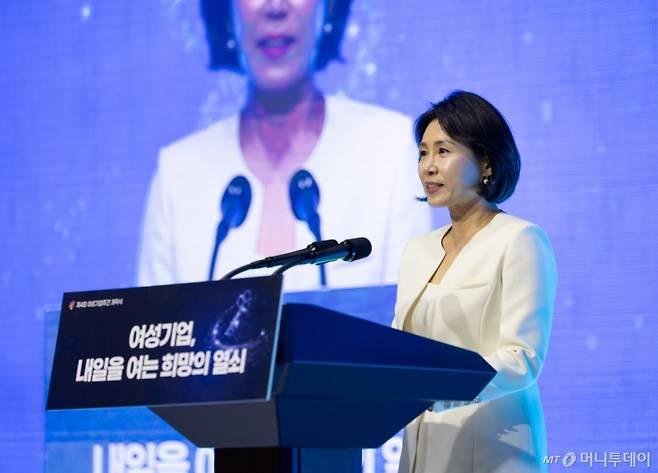 (서울=뉴스1) 이재명 기자 = 이재명 대통령의 부인 김혜경 여사가 1일 서울 중구 신라호텔에서 열린 제4회 여성기업주간 개막식에서 축사를 하고 있다. (대통령실 제공. 재판매 및 DB 금지) 2025.7.1/뉴스1  Copyright (C) 뉴스1. All rights reserved. 무단 전재 및 재배포,  AI학습 이용 금지. /사진=(서울=뉴스1) 이재명 기자