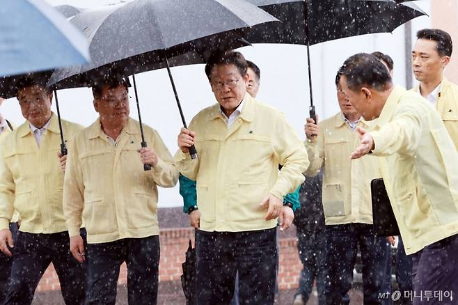 [산청=뉴시스] 고범준 기자 = 이재명 대통령이 21일 기록적인 폭우가 쏟아진 경남 산청군 산청읍 행정복지센터 앞에 마련된 호우 피해 통합지원본부에 도착하고 있다. 2025.07.21. bjko@newsis.com /사진=고범준