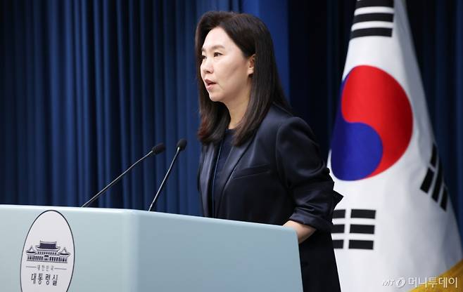 (서울=뉴스1) 허경 기자 = 강유정 대통령실 대변인이 21일 서울 용산 대통령실 청사에서 호우 피해 복구 관련 브리핑을 하고 있다. 2025.7.21/뉴스1  Copyright (C) 뉴스1. All rights reserved. 무단 전재 및 재배포,  AI학습 이용 금지. /사진=(서울=뉴스1) 허경 기자