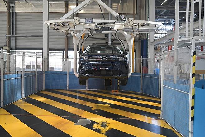 3일(현지시간) 프랑스 내 스텔란티스의 샤르트르-드-브르타뉴 공장에 있는 시트로엥 C5 에어크로스의 생산 라인/AFPBBNews=뉴스1