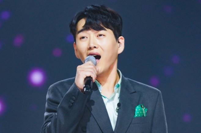가수 황영웅 측이 팬들의 현금 후원 논란에 대해 반박했다. /사진=크레아 스튜디오 제공