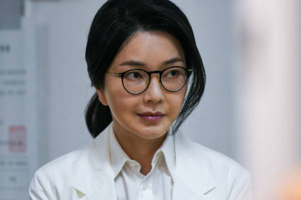 김건희 여사의 국민대 박사 학위가 무효 처리된다. 사진은 김건희 여사가 제21대 대통령선거일인 지난달 3일 오전 서울 서초구 원명초등학교에 마련된 서초4동 제3투표소로 투표를 위해 입장하고 있는 모습. /사진=뉴시스(공동취재단)