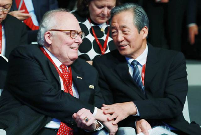 에드윈 퓰너(왼쪽) 헤리티지재단 창립자가 지난 2019년 서울 그랜드하얏트 호텔에서 열린 아산 정주영 현대그룹 명예회장의 회고록 ‘이 땅에 태어나서(Born of This Land: My Life Story)’ 영문판 출판기념회에서 정몽준 아산재단 이사장과 이야기를 나누고 있다.  연합뉴스