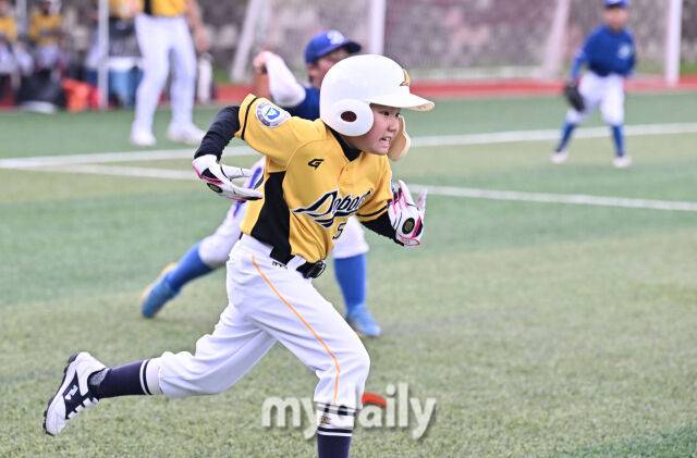 20일 오후 강원도 횡성군 횡성베이스볼파크에서 '2025 제2회 마이데일리배 전국유소년야구대회'가 열렸다. 새싹리그 (U-9) 16강전 도봉구와 가평G-SC이 경기에서 도봉구 서은우가 땅볼을 친 뒤 전력질주 하고 있다./횡성베이스볼테마파크=송일섭 기자
