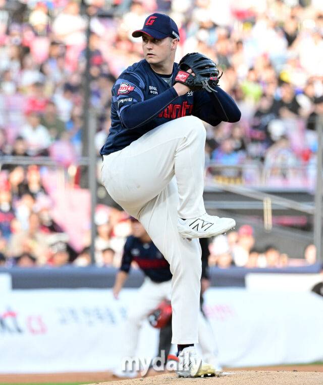 롯데 선발투수 데이비슨이 역투하고 있다./마이데일리