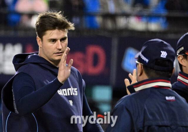 롯데 데이비슨이 8-2로 승리한 뒤 김태형 감독과 하이파이브를 하고 있다./마이데일리