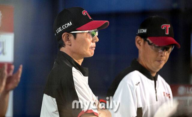 2025년 7월 10일 오후 서울 잠실구장에서 '2025 신한 SOL뱅크 KBO 리그' 키움 히어로즈와 LG 트윈스의 경기. LG 염경엽 감독이 지켜보고 있다./마이데일리