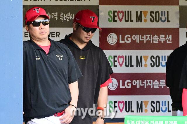 29일 오후 서울 잠실야구장에서 진행된 '2025 프로야구 KBO리그' KIA-LG의 경기. 기아 이범호 감독이 경기를 지켜보고 있다./마이데일리