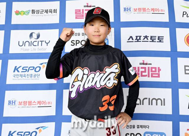 21일 강원도 횡성군 횡성베이스볼파크에서 '2025 제2회 마이데일리배 전국유소년야구대회'가 열렸다. 일산자이언츠의 이서은 선수가 포즈를 취하고 있다. /횡성베이스볼테마파크=송일섭 기자