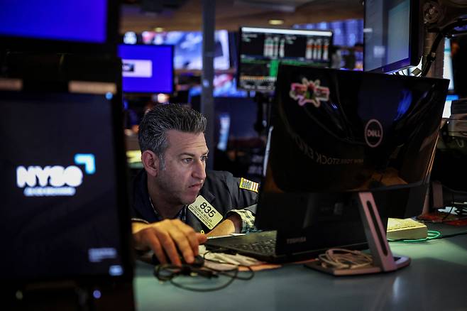 미국 뉴욕증권거래소의 트레이더가 증시 관련 수치를 지켜보고 있다. [로이터]