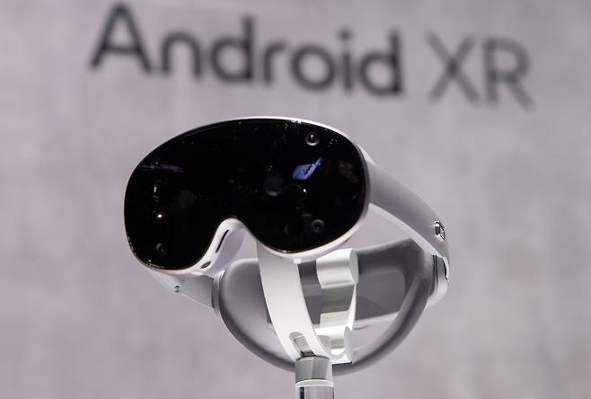 지난 1월 22일(현지시간) 미국 새너제이에 위치한 ‘SAP센터’에서 개최된 상반기 ‘갤럭시 언팩 2025’에서 XR 기기 ‘프로젝트 무한’이 진열된 모습. [삼성전자 제공]