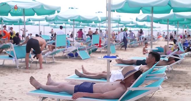 북한 조선중앙TV는 20일 원산갈마해안관광지구로 전국 각지의 수많은 근로자들과 청소년 학생들이 찾아와 “웃음과 낭만의 장관이 연일 펼쳐지고 있다”고 선전했다. 원산갈마해안관광지구의 한 관리자는 중앙TV에 출연해 “외국 관광 손님들을 잠정적으로 받지 않는 상태”라고 전했다. [연합]