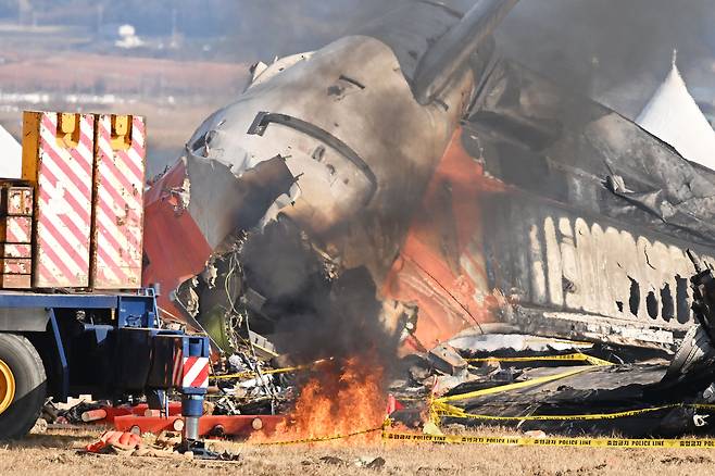 제주항공 참사 여객기 잔해서 불 [뉴시스]