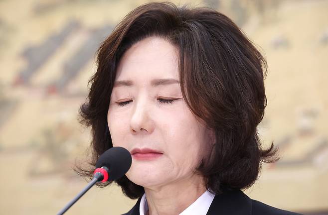 이진숙 사회부총리 겸 교육부 장관 후보자가 16일 서울 여의도 국회 교육위원회에서 열린 인사청문회에서 자녀 조기 유학 관련 질의에 답한 뒤 눈감고 있다. [연합]