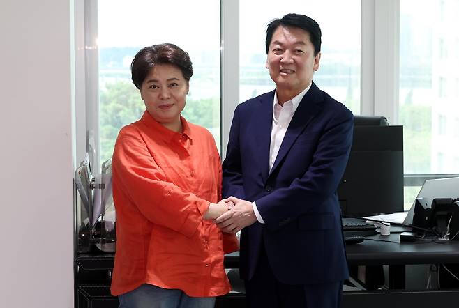 국민의힘의 윤희숙 혁신위원장(왼쪽)과 당권주자인 안철수 의원이이 21일 서울 여의도 국민의힘 중앙당사에서 면담을 갖기 전 악수하고 있다. 2025.7.21 [공동취재] [연합]