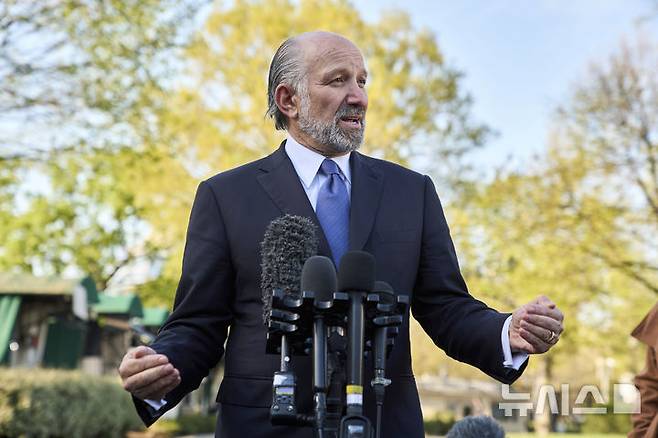 [워싱턴=AP/뉴시스] 하워드 러트닉 미국 상무장관이 지난 9일(현지 시간) 미국 워싱턴 백악관에서 기자회견 하고 있다. 2025.04.13.