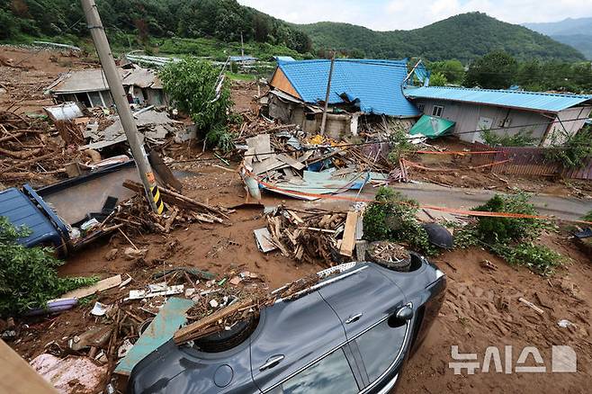 [가평=뉴시스] 이영환 기자 = 20일 경기 가평군 조종면 신상리 일대에 쏟아진 폭우로 산사태가 발생해 차량과 주택들이 파손되어 있다. 2025.07.20. 20hwan@newsis.com