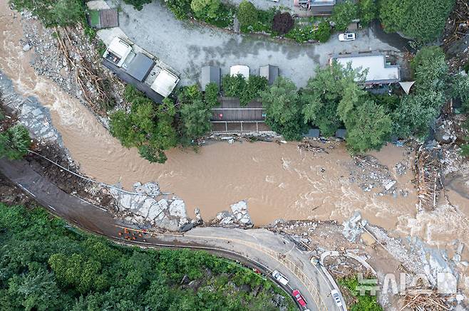 [가평=뉴시스] 권창회 기자 = 소방대원들이 20일 산사태가 발생한 경기 가평군 마일리 내 한 펜션에서 고립자 구조작업을 펼치고 있다. 2025.07.20. kch0523@newsis.com
