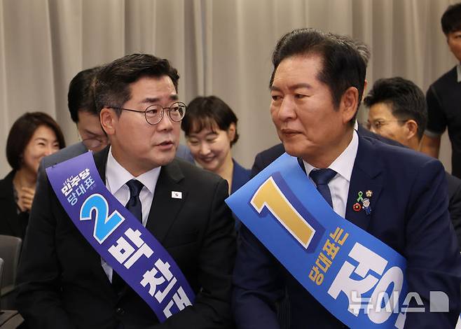 [서울=뉴시스] 김금보 기자 = 더불어민주당 박찬대(왼쪽), 정청래 당대표 후보가 20일 서울 여의도 더불어민주당 당사에서 열린 당대표 및 최고위원 선출을 위한 영남권 합동연설회에서 대화를 하고 있다. 2025.07.20. kgb@newsis.com