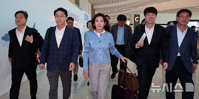[인천공항=뉴시스] 이영환 기자 = 한미의원연맹 미국 방문단 공동단장 조정식 더불어민주당 의원, 나경원 국민의힘 의원 등 한미의원연맹 소속 의원들이 20일 인천국제공항 제2여객터미널을 통해 미국으로 출국하고 있다. 왼쪽부터 김영배 더불어민주당 의원, 조 의원, 나 의원, 이준석 개혁신당 의원, 이헌승 국민의힘 의원.  2025.07.20. 20hwan@newsis.com