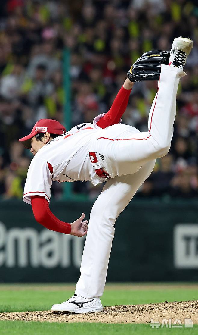 [인천=뉴시스] 이영환 기자 = 11일 오후 인천 미추홀구 SSG랜더스필드에서 열린 2025 프로야구 KIA 타이거즈와 SSG 랜더스의 더블헤더 2차전 경기, 7회초 SSG 선발 김광현이 역투하고 있다. 2025.05.11. 20hwan@newsis.com