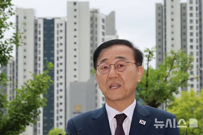 [과천=뉴시스] 권창회 기자 = 김윤덕 국토교통부 장관 후보자가 15일 오전 경기 과천시 정부과천청사로 출근하며 취재진 질의에 답하고 있다. 2025.07.15. kch0523@newsis.com