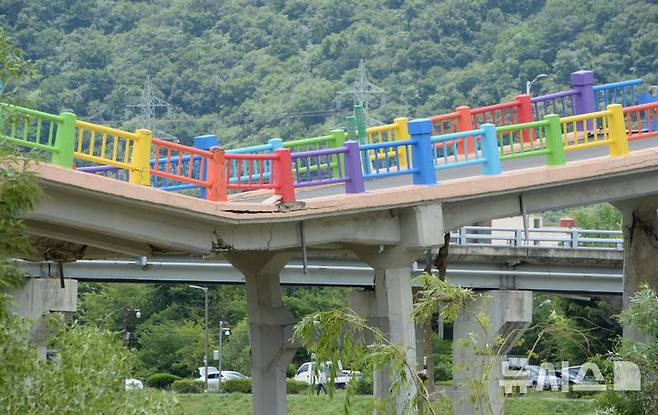 [울산=뉴시스] 배병수 기자 = 21일 울산 중구 옛 삼호교가 이번 집중호우에 교량이 휘어져 있다. 2025.07.21.bbs@newsis.com.