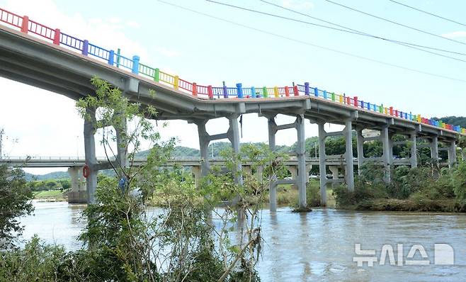 [울산=뉴시스] 배병수 기자 = 21일 울산 중구 옛 삼호교가 이번 집중호우에 교량이 휘어져 있다. 2025.07.21.bbs@newsis.com.