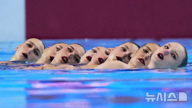 [싱가포르=AP/뉴시스] 러시아 국적 선수들 중심으로 구성된 중립 선수단이 20일(현지 시간) 싱가포르에서 열린 2025 국제수영연맹(World Aquatics) 싱가포르 세계수영선수권대회 아티스틱 스위밍 여자 단체전 프리 부문 결승전을 치르고 있다. 2025.07.21.
