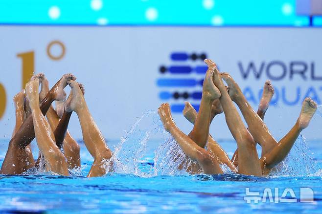 [싱가포르=AP/뉴시스] 브라질 선수들이 20일(현지 시간) 싱가포르에서 열린 2025 국제수영연맹(World Aquatics) 싱가포르 세계수영선수권대회 아티스틱 스위밍 여자 단체전 프리 부문 결승전을 치르고 있다. 2025.07.21.