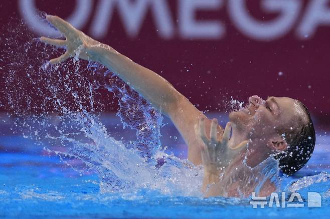 [싱가포르=AP/뉴시스] 중립 선수 알렉산드르 말체프가 21일(현지 시간) 싱가포르에서 열린 2025 국제수영연맹(World Aquatics) 싱가포르 세계수영선수권대회 아티스틱 스위밍 남자 개인 프리 부문 결승전을 치르고 있다. 2025.07.21.