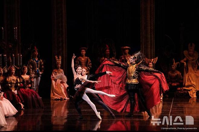 [서울=뉴시스]19일 서울 예술의전당에서 펼쳐진 '백조의 호수' 2막에서 다닐 심킨과 홍향기가 열연하고 있다. (사진=ⓒ유니버설발레_Lyeowon Kim 제공)