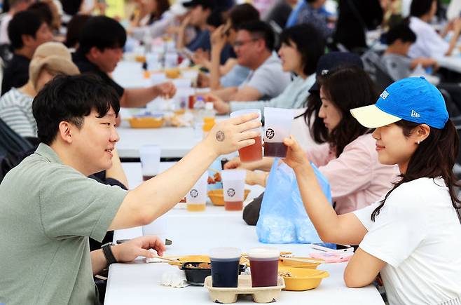 [서울=뉴시스]  2024 수제맥주축제_방문객이 건배하는 모습. 2025.07.21. (사진=노원구 제공) *재판매 및 DB 금지