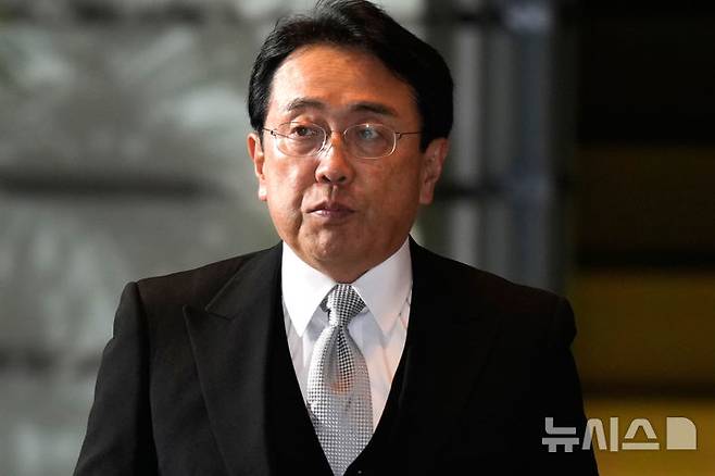 [도쿄=AP/뉴시스]지난해 10월 1일 아카자와 료세이 경제재정·재생상이 도쿄 총리 관저에 들어서고 있다. 2025.05.15.