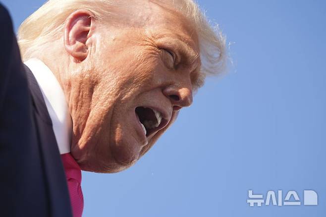 [앤드루스공군기지=AP/뉴시스] '8월 1일' 관세 부과 시한이 열흘 앞으로 다가온 가운데, 각국이 대응에 나서고 있지만 협상 진전에 온도차를 보이며 불확실성이 커지고 있다. 사진은 도널드 트럼프 미국 대통령. 2025.07.21.