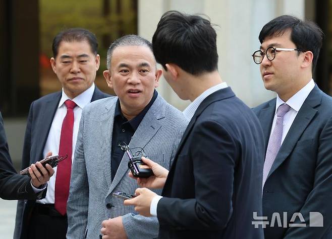 [서울=뉴시스] 이영환 기자 = 공천개입 의혹 및 여론조사 조작 의혹을 받고 있는 명태균 씨가 지난 4월 30일 오전 서울 서초구 서울고등검찰청으로 조사를 받기 위해 출석하며 취재진 질문에 답하고 있다. 2025.07.21. 20hwan@newsis.com